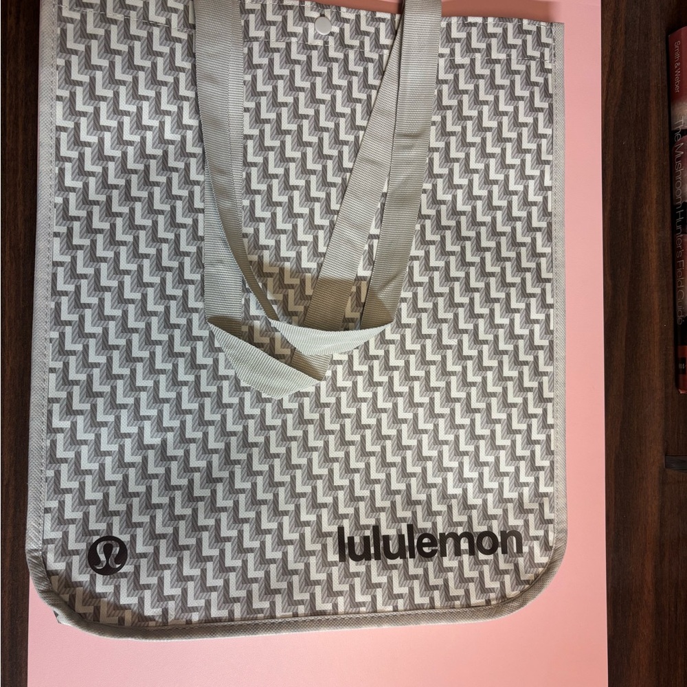 lululemon athletica Patterned Tote in Gray and White